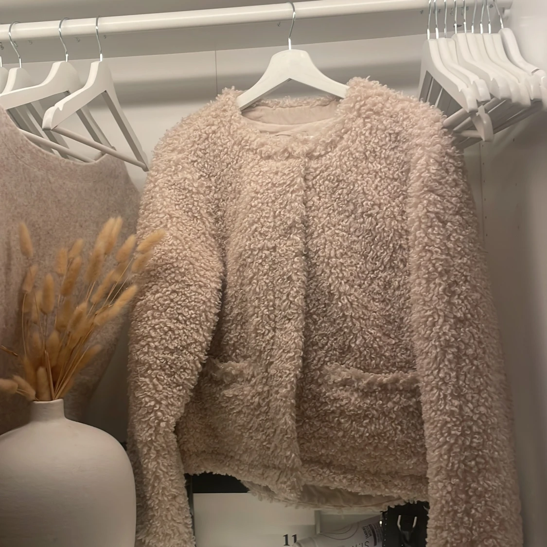 Beige teddyjacka från Pieces
