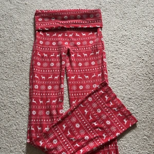 Jul pyjamas sett från Gina Young - Jättesöt pyjamas sett till julen