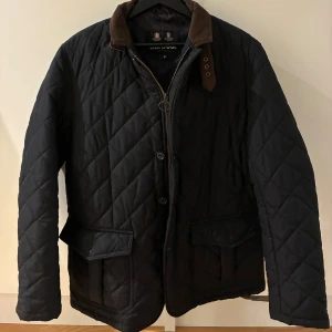 Barbour jacka - Barbour jacka i storlek medium, knappt använd och därmed i väldigt bra skick. Hör av er vid eventuella frågor.