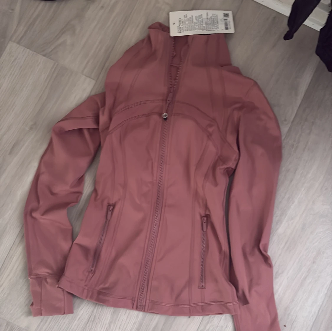 Rosa vindjacka från Lululemon