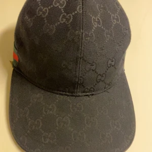 Gucci keps svart  - Helt äkta Gucci keps använder inte den längre så tänkte sälja den. Kan diskutera om priset 