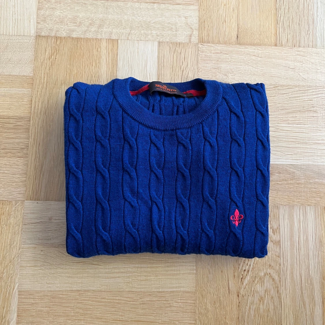 Blå kabelstickad tröja från Morris i Merinoull