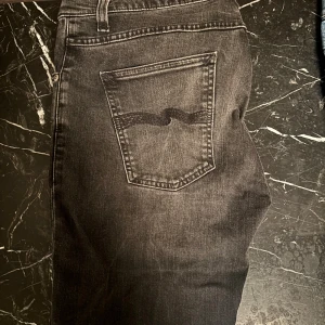 Nudie jeans Lean Dean  - Säljer mina Nudie Jeans – modell Lean Dean. Slim fit, storlek W33 L32. 	•	Midjemått: 44 cm 	•	Längd: 106 cm  Jeansen är i fint skick och sitter riktigt snyggt på. Hör av dig om du har några frågor! Pris kan diskuteras vid snabb affär. Köpta för 1600kr