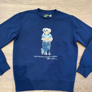Mörkblå Polo Ralph Lauren tröja  - Mörkblå sweatshirt från Polo Ralph Lauren med ikoniskt Polo Bear-tryck framtill. Tröjan är i mycket bra skick och i storlek S