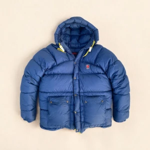 Fjällräven Jacka - Säljer nu denna superfina jackan ifrån Fjällräven i mycket bra skick. Det är den perfekta vinterjackan, behöver inte tilläggas mer än så, Storlek Medium. Har du frågor eller bud är det bara att höra av dig :)