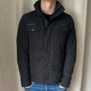 J Lindeberg fieldjacket - Modellen är bailey och den är fint skick | jag är 185 cm lång och väger ca 78 kg.