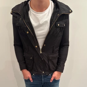 Field jacka - Hej, säljer nu denna riktigt snygga field jackan i storlek XS som är perfekt nu till hösten! Skicket är 9/10 Vid minsta lilla fundering så är det bara att höra av sig