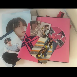 FIGHT OR ESCAPE TOMORROW X TOGETHER  - TXT album fight or escape. Innehåller 2 skadade posters som jag tejpat på baksidan, Beomgyu photocards, Beomgyu postcard, Yeonjun grej, lyricbook, bok samt cd-skiva. Postcardsen kommer i plastfickor! 