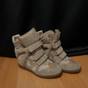 Isabel marant typ av sko - Hejjj❤️ jag säljer dessa isabell marant typ av skor då dem inte passar mig. Hör gärna av dig
