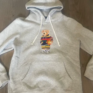 Ralph lauren hoddie  - Fet raffe hoddie som passar storlek M. Den är sparsamt använd och har inga defekter. 