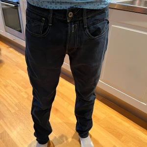 Slim jeans från replay - Väldigt fint skick. Dem är slim fit och är W 31 och L 32.