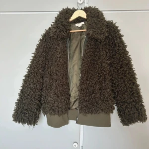 Fluffig jacka från hm - Grön jacka från hm som är fluffig
