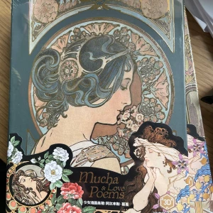 Mucha & Love Poems - En vacker bok med klassisk art nouveau-design av Alphonse Mucha. Omslaget har guldprägling och färgstarka illustrationer. Perfekt för dig som älskar konst, poesi och romantik – en inspirerande samlarbok för unga kreativa själar.   📏 Storlek: B6 (18,8 × 12,8 cm) 📖 128 blad (256 sidor) ✨ Ny och oanvänd  Obs! Omslaget är inte helt centrerad   Sidorna inuti är också jättefina – de har vackra illustrationer och olika dekorativa designer på varje uppslag. ✨ Jag kan gärna skicka fler bilder i DM