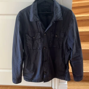 Mörkblå overshirt från Morris - Snygg mörkblå overshirt från Morris| Strolek L men passar M/L | Pris kan diskuteras, skriv om du har några frågor.