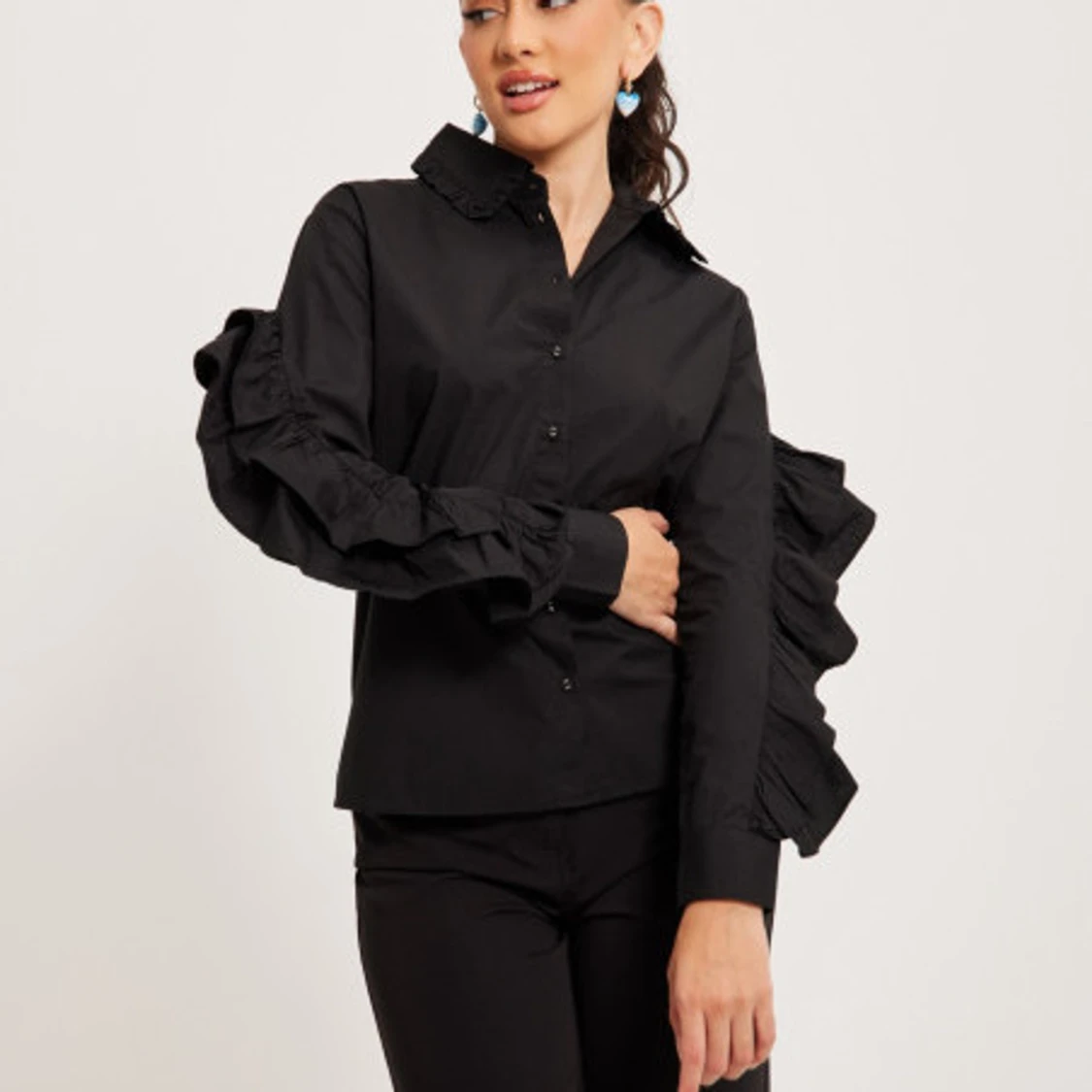 Svart skjorta med volangdetaljer