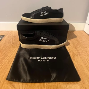 Saint Laurent skor (43) - Helt nya Saint Laurent Skor - storlek 43                Allt som syns på bilderna medföljer                         Helt oanvända.                                                            Inte säker på äktheten (därav priset)                       Vid frågor eller funderingar så är det bara att skriva👞💫