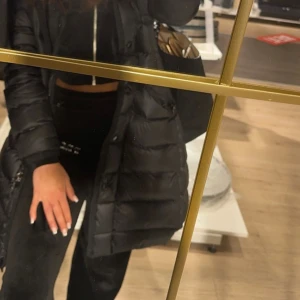 Monclear jacka - Jätte snygg& unik moncler jacka som jag fick i födelsedagspresent. Storlek S går att justera midjan och många fickor & väldigt varm till vintern. Använd 1 vinter bra skick 