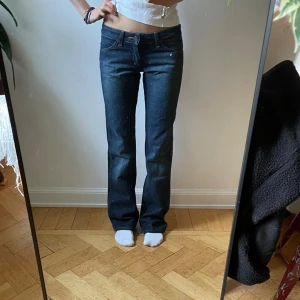 Lågmidjade wrangler jeans - Lågmidjade bootcut Wrangler jeans i modellen megan. Storlek w25 l32