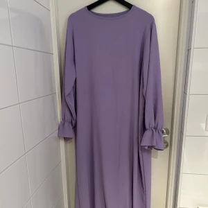 Abaya lila - Abaya / klänning . Finns skavanker se bild annars väldigt fin 