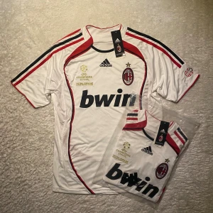 AC Milan Champions League 2007 tröja - Helt ny Ac Milan fotbollströja. Perfekt för fans, vardagskläder eller samlare. Storlek: M Snabb leverans 🚚 Kontakta oss gärna om du har några frågor! 