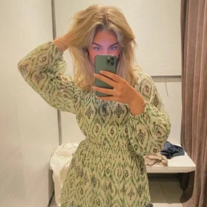 Grönmönstrad kortklänning från Zara - Supersöt kortklänning från Zara som inte används!