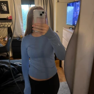 Ljusblå stickad tröja Gina Tricot XS - Supersöt ljusblå stickad tröja från Gina Tricot i storlek XS. Tröjan har rund halsringning, långa ärmar och ribbade muddar vid ärmslut och nederkant. Perfekt för lager-på-lager och enkel att matcha med jeans eller kjol.