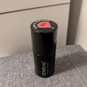 Semilac Gel polish/gellack kräver uv-ledlampa - Semilac - pink rock. Oanvänd. Se bild på färgen på sista bilderna, tagna från nätet. 