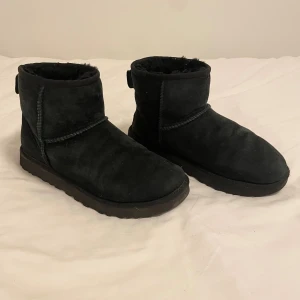 Uggs mini II - Säljer mina uggs som tyvärr blivit för små 🥲Jag köpte dem på Zalando förra vintern, och de är fortfarande i bra skick. Jag kan impregnera dem innan jag skickar om det önskas. OBS jag kan senast skicka den 1:a november. Om du har frågor är det bara att skriva 🥰