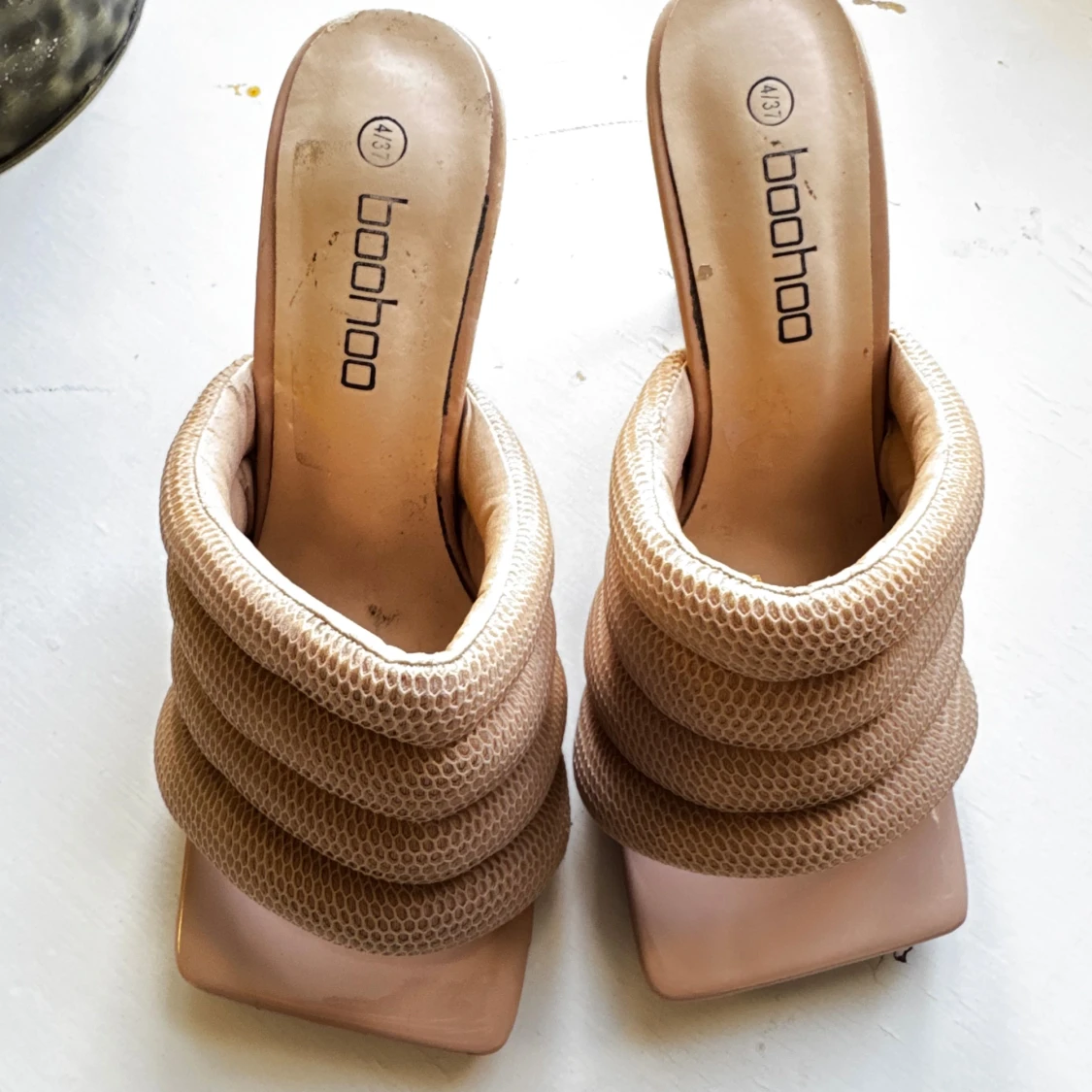 Beige Boohoo klackskor med vadderad ovandel