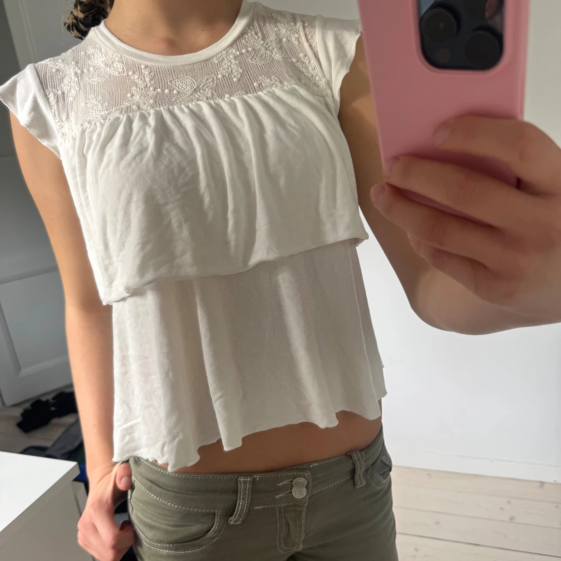 Vit blus med spetsdetaljer