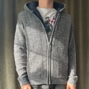 Fodrad cardigan med luva - Tjabba! Säljer denna feta fodrade cardigan som är sjukt eftertraktad just nu! Vid minsta fråga eller fundering hör av er🤝🏼