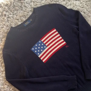 Ralph Lauren stickad USA tröja - Säljer denna riktigt snygga stickade Ralph Lauren tröjan. Den är i bra skick utan defekter och är gjord i USA. Tröjan är i storlek M. Bara att skriva över frågor och funderingar.