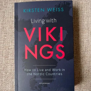 Living with Vikings: How to Live and Work in the Nordic Countries - Upptäck hur det är att leva och jobba i Norden! Den här boken utforskar livet i Danmark, Finland, Island, Norge och Sverige, med fokus på humor, värderingar och vardagsliv. Perfekt för dig som är nyfiken på nordisk kultur och vill förstå vad som gör Norden unikt.