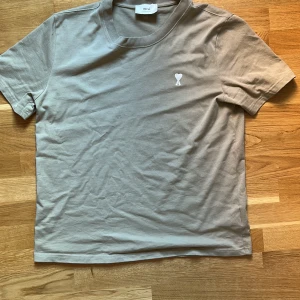 Beige t-shirt från Ami Paris - Knappt använd Ami tröja , sänker priset för jag inte får den såld .Tidigare pris: 499 