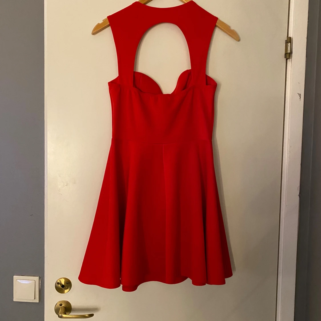 Röd kortklänning med öppen rygg - 1