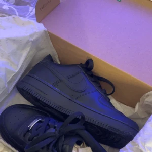 Svarta Nike Air Force 1 sneakers - Använt endast en gång! Kommer i orginalbox😊Nypris 1500