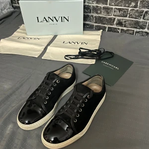 Lanvins - Tja Säljer ett par schyssta lanvin skor! I storlek 42 men är lite stora i storleken. Dom är Köpta på Care of carl och har med sig allt original, och även extra skosnöre som är oanvänt!! Kom gärna med frågor🤗.                                                                       nypris: 4499 kr