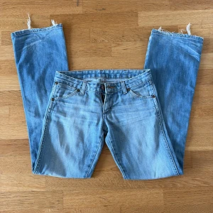 Bootcut low waist jeans! 💗 - Jeansen är från Wrangler och har midjemåttet 36cm rakt över! 🥰Innerbenslängden är 79-80 cm! De har några defekter där bak då två av öglorna har lossnat men man kan säkert sy på de igen. 😊👍