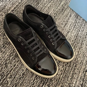 Lanvin skor  - Hej! Säljer nu dessa sjukt snygga lanvin skor. Skorna är i toppskick! Har begränsat antal boxar och dustbag. Hör av dig vid frågor. 