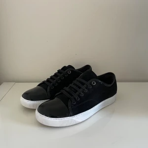 lanvin cap toe  - Säljer nu dessa Svarta lanvin cap toe i uk 7 som passar 41-42, skorna är i bra skick där sulan är tillfixade med whitnercream för att sulan ska se extra fräsch ut, skriv för fler bilder/frågor🙌🏼