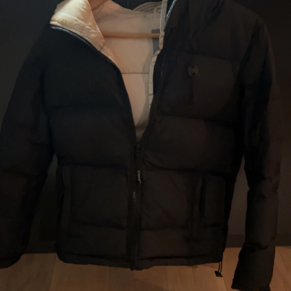 Svart pufferjacka från dv med huva