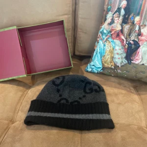 Gucci mössa - den har Inga skador eller fläckar, Kommer med boxen. Går använda kepsen på båda färg modelerna om man vänder in och ut o tar bort lapparna, NYPRIS: 5500kr, bagie i passform så perfekt för kalla dagar