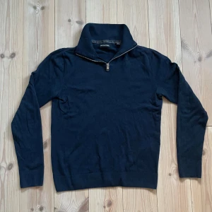 Half-zip Jack&Jones - Stilren Half-zip från Jack&Jones | Mörkblå | XS, passar S slim fit/tajt passform. Jättefint skick, tveka inte vid fundering eller annat 🙌