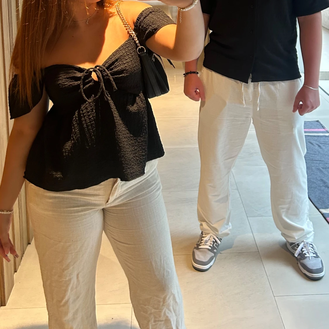 Svart offshoulder topp med knyt