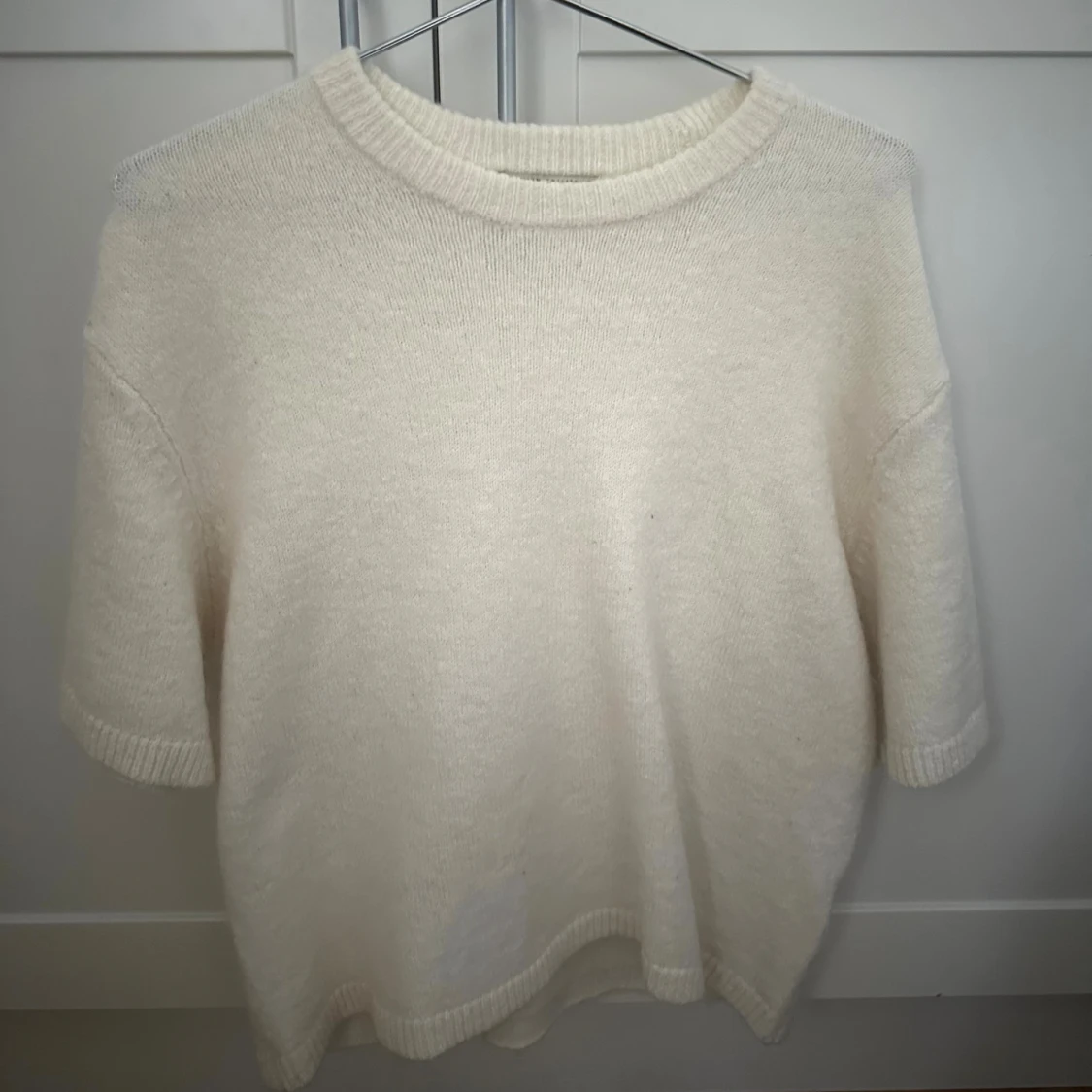 Vit stickad kortärmad tröja - 1