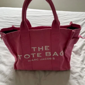 Rosa tote bag från Marc Jacobs - Säljer en  rosa tote bag från Marc Jacobs,som ni ser har den smuts fläckar som man nog bara kan tvätta bort och då blir den lite billigare 💕💕