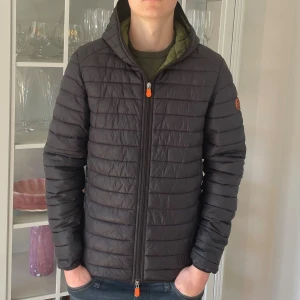 Svart pufferjacka från Save The Duck - S - Jag säljer den här riktigt snygga jackan från Save The Duck som är perfekt nu inför hösten/vintern. Den är använd men fortfarande i fint skick. Jackan är i storlek S. Nypris ligger på 2200kr och jag säljer den här för 499kr. Tveka inte att höra av er!