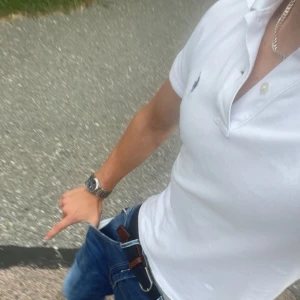 Vit pikétröja från Ralph Lauren  - Vit pikétröja från Ralph Lauren i modellen The Skinny Polo. Klassisk krage, korta ärmar och blå broderad logga på bröstet. Tröjan är i bomull och har en slim passform som sitter snyggt på kroppen. Perfekt till jeans eller shorts. Passar dig mellan 160-170. Inga defekter överhuvudtaget✅ Har du frågor? Tveka inte skriv! MVH SWISSWEAR🇨🇭🍾🏔️