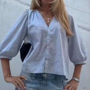 Randig hm blus - Jättesnygg populär blus från hm!🥰🫰🏻Lånad bild!
