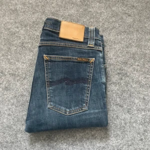 Nudie Jeans - Säljer ett par feta jeans från ”Nudie” i storlek W30 L34 i väldigt bra skick. Jeansen är i slimfit och passar alla outfits (pris går att diskuteras).